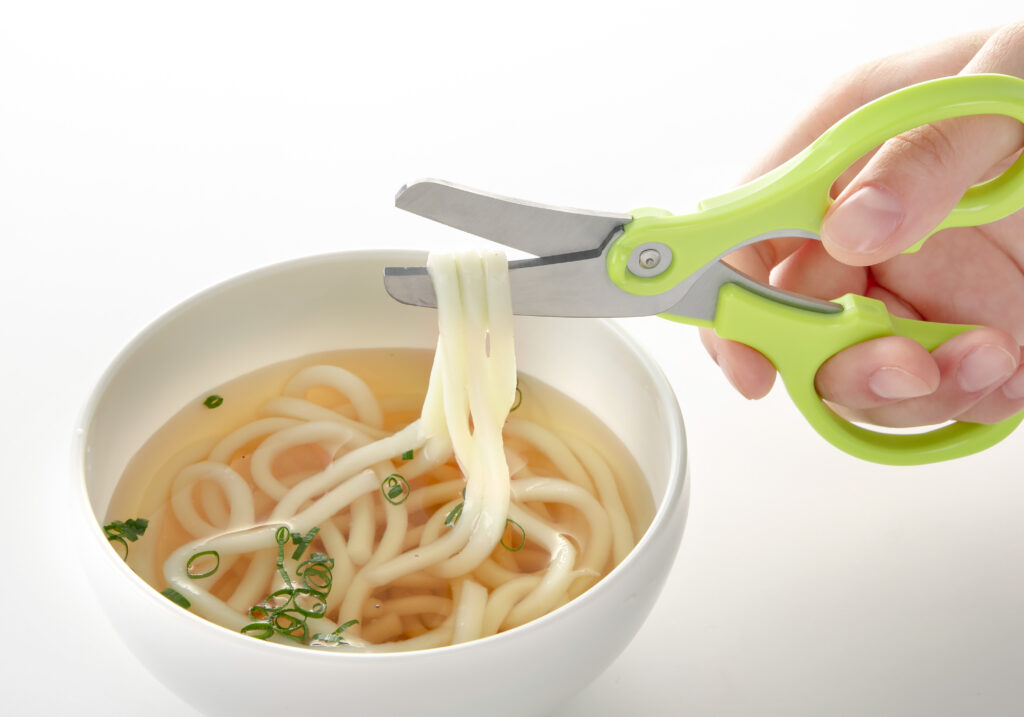 うどんを切ってる様子
サビにくく、切りやすいステンレス製